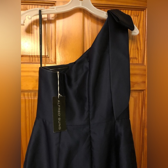 ALFRED SUNG
Bow One-Shoulder Satin Trumpet Gown - Picture 5 of 14
